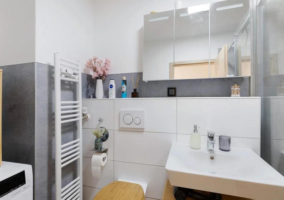 Charmentes Privatzimmer Mit Kueche, Naturgebiet Düsseldorf Zewnętrze zdjęcie